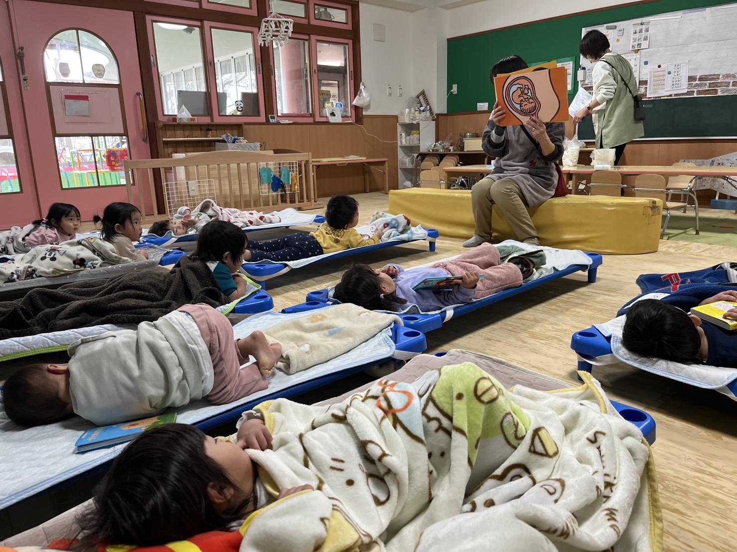 「今日のおはなしは何かな?」(1歳クラス)