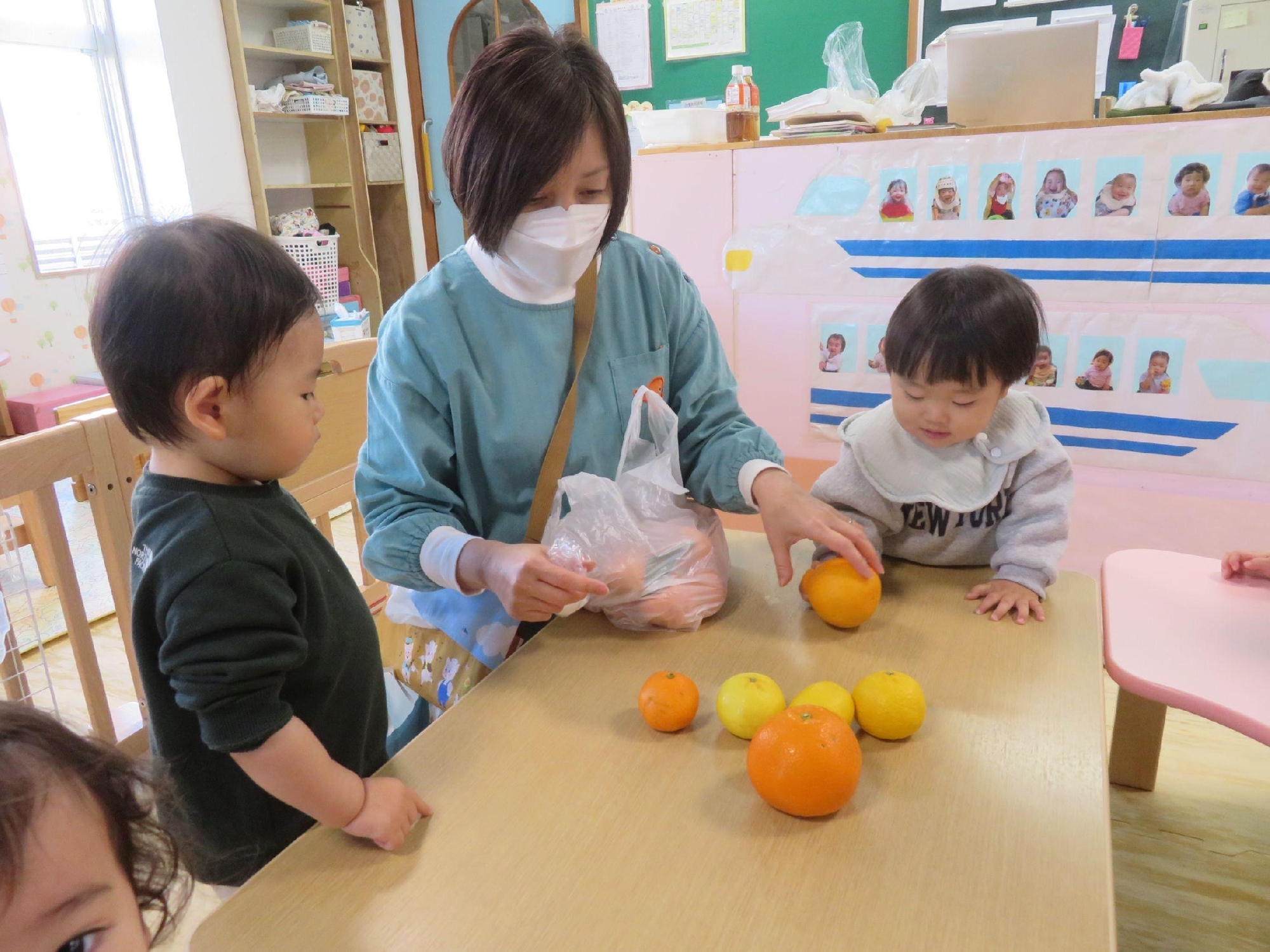 「くだものに触って遊んだよ!」(0歳児)